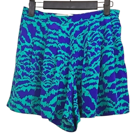 ANTHROPOLOGIE Sketchbook printed Silky pleated shorts In Blue/green. Size small - Picture 1 of 8